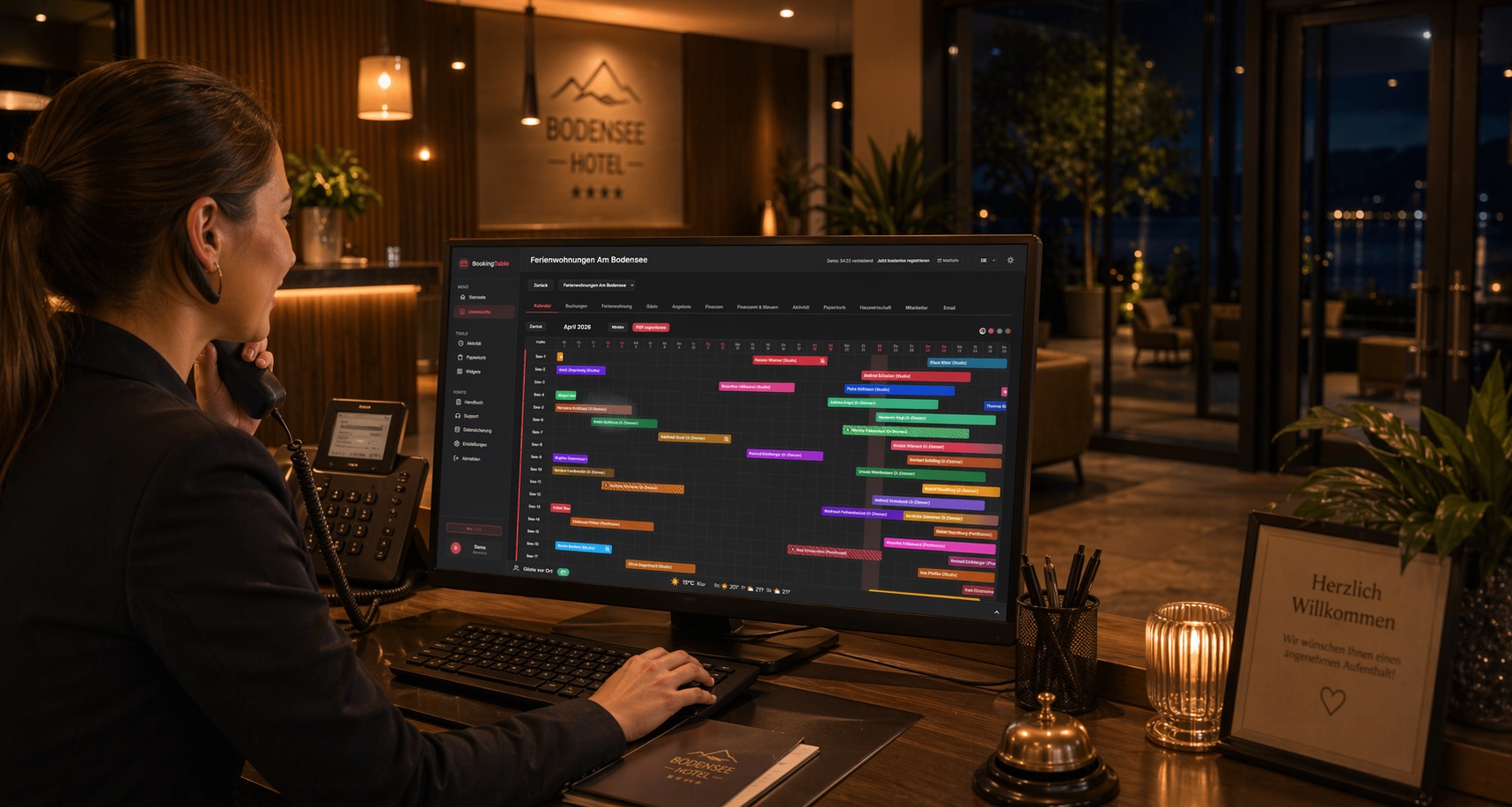 Rezeptionistin im Bodensee-Hotel nutzt BookingTable abends bei einem Telefonat mit einem Gast